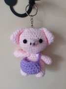 Breloczek świnka z torebką, amigurumi