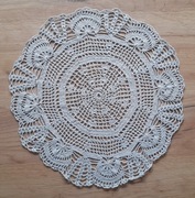 Okrągła, kremowa serwetka, złota nitka, rękodzieło