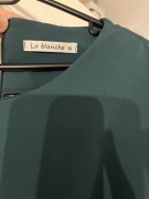 Sukienka ze zdobieniem w talii