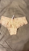 Victoria Secret beżowe koronkowe majtki 