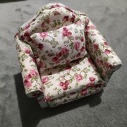 Fotel dla lalek plus 3 poduszki 1:12