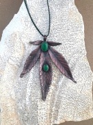 Wisior liść konopi i malachit z miedzi cannabis