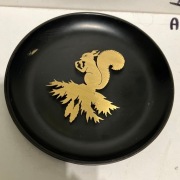 talerz z wiewiórką metal JECh Hand Sage Kunst 1960