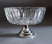Krysztalowa misa na metalowej podstawie 