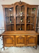 Piękna witryna w ludwikowskim stylu