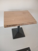 Nie-idealny stolik barowy, nieregularna krawędź, naturalne drewno 