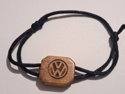 Bransoletka z drewnianą zawieszką i grawerem VW 