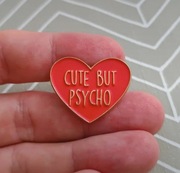 Extra nowa przypinka igłowa Cute But Psycho