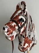 NOWY Hobby Horse A4 z ogłowiem i wodzami srokaty łaciaty