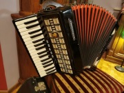 Akordeon Weltmeister Serino II 80 basów z futerałem