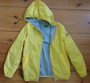 żółta kurtka przeciwdeszczowa
