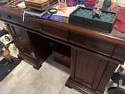 Biurko Książęce na którym były otwierane listy od Królowej Elżbiety II