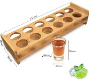 Zestaw 12 kieliszków z drewnianą tacą
