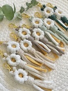 Breloczek kwiatek beżowy