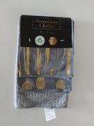 zestaw 3 ściereczek z mikrofibry o wymiarach 30 x 30 cm. 