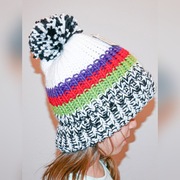 Czapka kolorowa - paski z pomponem
