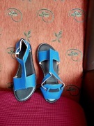 Sandały, niebieski kolor, szyte po środku, z tyłu gumka na zapięciu. Nowe.