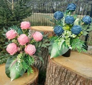 Bukiet róż wazon Wszystkich Świętych cmentarz