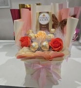 Box z róż mydlanych,  Ferrero Rocher I czekolady. 