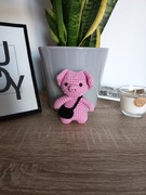 Szydełkowy brelok zawieszka różowa świnka z czarną torebką 