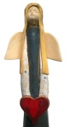 Figurka anioł aniołek z czerwonym sercem stojący smutny ceramika 24cm