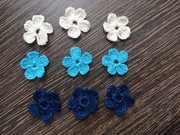 Kwiatki małe na szydełku białe błękit granat kordonek 