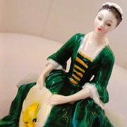 **szmaragdowa DAMA na ławce Royal Doulton 1959+