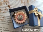 Broszka ekskluzywna stokrotka z pszczółką 