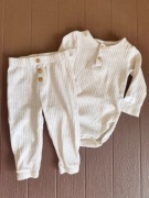 4. Beżowy komplet prążkowany body i spodenki rozmiar 68