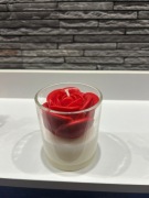 ŚWIECZKA OZDOBNA RÓŻA 110 GR W SZKLE OTWARTYM - CZERWONA