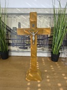 Drewniany krzyż z figurą Jezusa – 43 cm