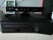 Konsola Xbox 360 z kinektem oraz 2 kontrolerami.