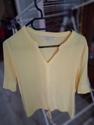 Bluzeczka z krótkim rękawem na dole ma sznureczek