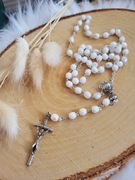 Różaniec komunijny biały z hostią w pudełeczku