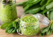Pesto z czosnku niedźwiedziego z orzechami 