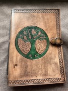 Notes skórzany z drzewem Yggdrasil i plecionka, wymienne kartki. Szkicownik