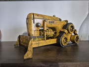 Model buldożera ze starej maszyny do szycia, spychacz