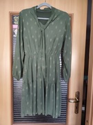 Sukienka koloru zielonego ze złoceniami 