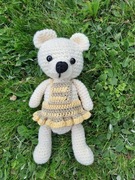 maskotka pluszak miś dziewczynka w sukience prezent dla dziecka na szydełku