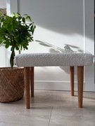 Kremowy podnóżek do przedpokoju i nie tylko, taboret tapicerowany boucle