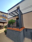 Zadaszenie daszek wiatrołap L nad drzwi wejściowe