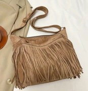 Torebka zamszowa z frędzlami boho regulowany pasek