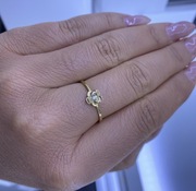 Nowy złoty pierścionek z motywem kwiatu i cyrkonią 