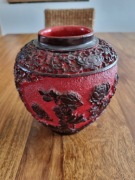 Czerwony wazon z czasów PRL