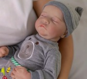 Nowa pełnowinylowa lalka typu Reborn śpiący chłopiec 