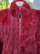 Czerwona kurtka z naturalnego futra ze skórzanym wstawkami,