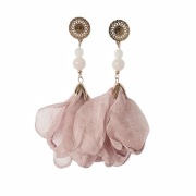 Kolczyki - pudrowy róż, szyfonowy kwiat, kwarc
