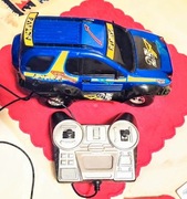 Samochód zabawka na baterie AA paluszki z pilotem na kablu