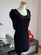 Welurowa sukienka z bufiastymi rękawkami do łokcia dopasowana