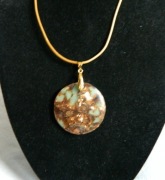 Amazonit z bornitem, duży okrągły wisior w złotej oprawie